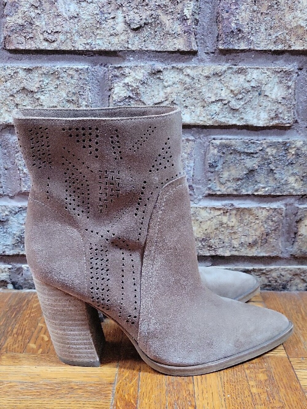 Vince Camuto Catheryna Taupe Suede Ankle Boots Size 6 Boho Pointed Toe - Picture 3 of 8